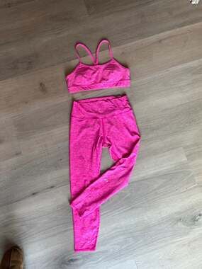 Alo Yoga Heathered Neon Pink Activewear Set - Bra Size M, Leggings Size S